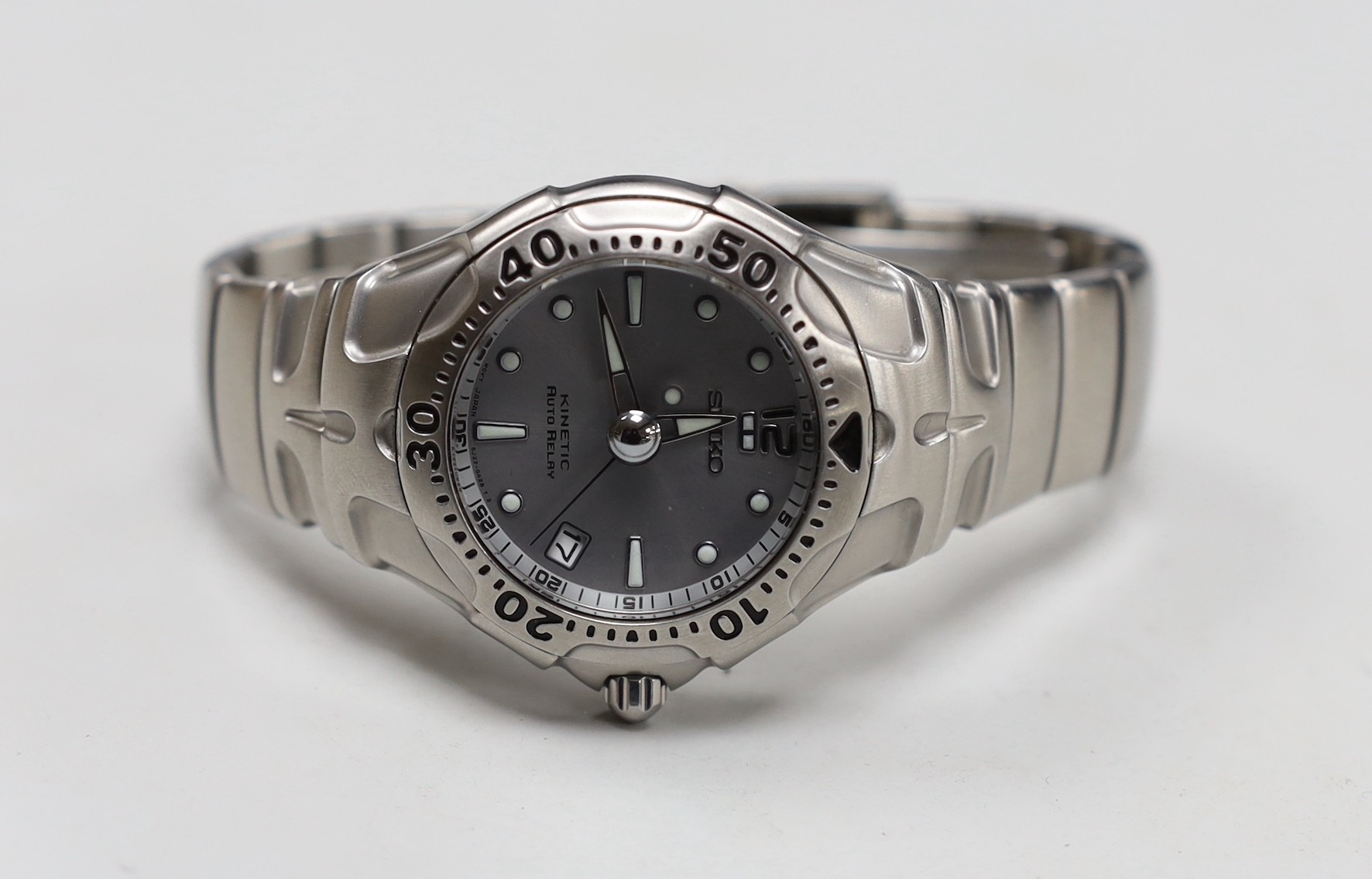 A gentleman's stainless steel Seiko Kinetic Auto Relay wrist watch, on a stainless steel Seiko bracelet, case diameter 40mm, no box or papers.